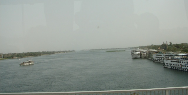 2008/03(March)/AroundTheWorld/Egypt/Karnak/640x480_2.The Nile River.jpg